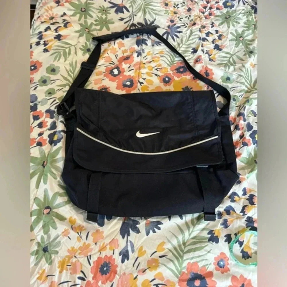 Vintage 90s Nike Black Crossbody Laptop Bag Messenger Bag Pockets Swoosh